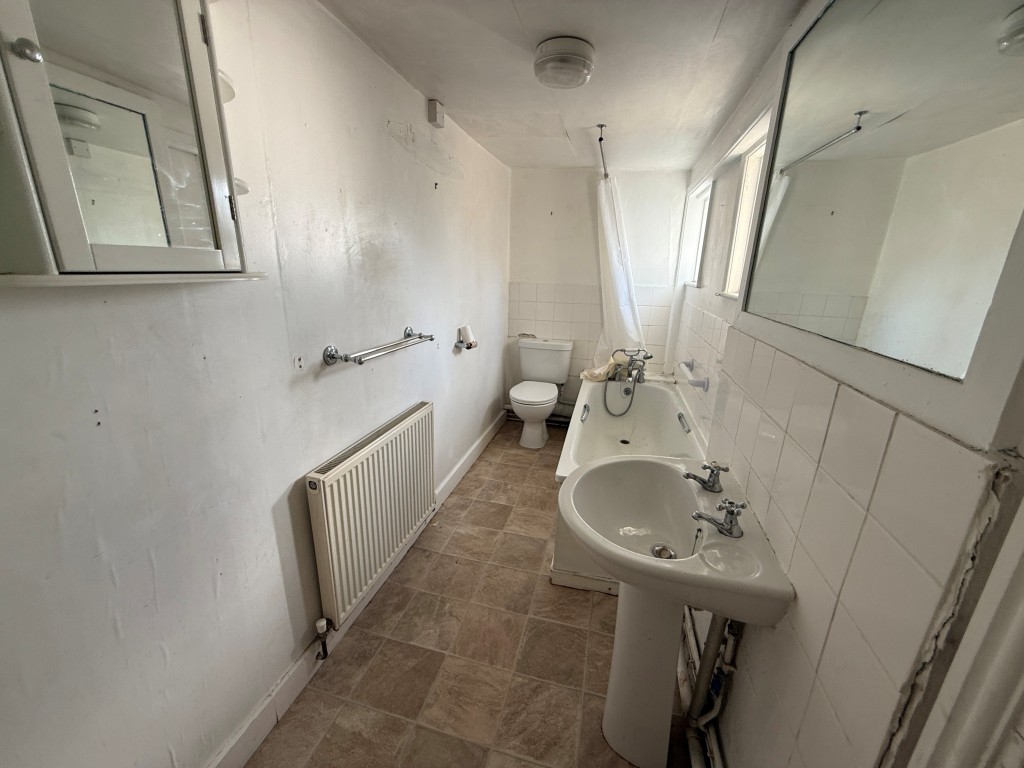 Lot: 86 - PAIR OF SHOPS AND TWO FLATS FOR REFURBISHMENT - Bathroom with W.C.